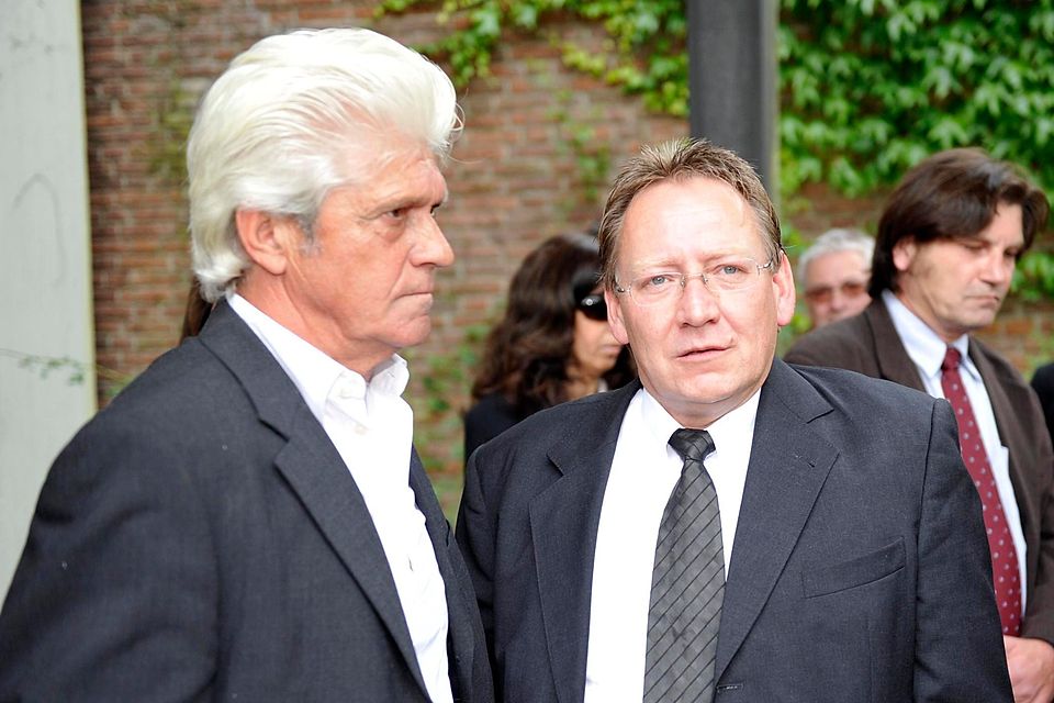 Werner Lorant und Karl-Heinz Wildmosers Sohn Karl-Heinz Junior im August 2010 auf dem Münchner Waldfriedhof.