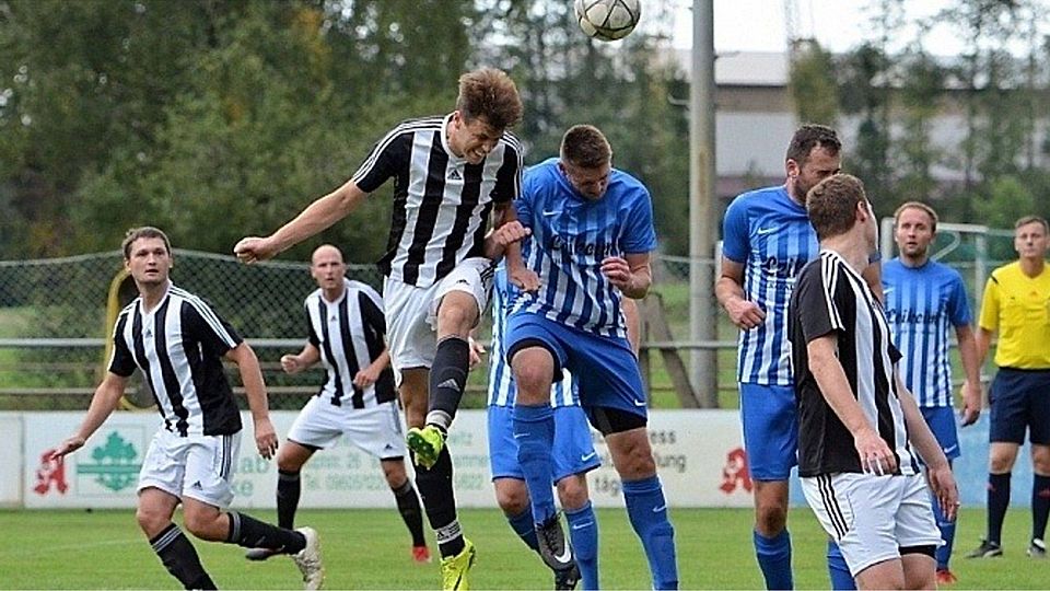 Zweiter Dreier im dritten Heimspiel. Neuling VfB Mantel (in schwarz-weiß) zwang den FC Tremmersdorf-Speinshart mit 3:2 in die Knie. F: Nachtigall