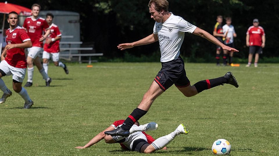 Die entscheidende Pokal-Hürde überspringen die Aßlinger Aufsteiger um (weiß) Janik Hansen nur mit einem Prestigeerfolg in Hohenthann. rossmann