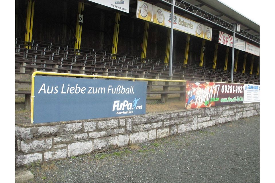 Ganz neu: Die FuPa-Werbebande im Hofer Stadion Grüne Au. Foto: privat
