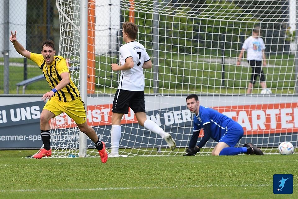 Der SV Bischofsmais (in gelb-schwarz) hat das Tospiel in der Kreisliga Straubing vor 320 Zuschauern zu Gast in Neuhausen mit 3:2 für sich entschieden. Der SV Bischofsmais (in gelb-schwarz) hat das Tospiel in der Kreisliga Straubing vor 320 Zuschauern zu Gast in Neuhausen mit 3:2 für sich entschieden.