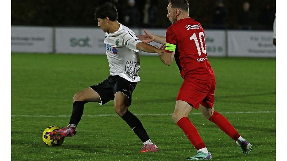 Nicht zu greifen: Pfeddersheim-Kapitän Fabio Schmidt (rechts) muss Wormatias Lukas Sundin im Zweikampf ziehen lassen.	Foto: Christine Dirigo/pakalski-press
