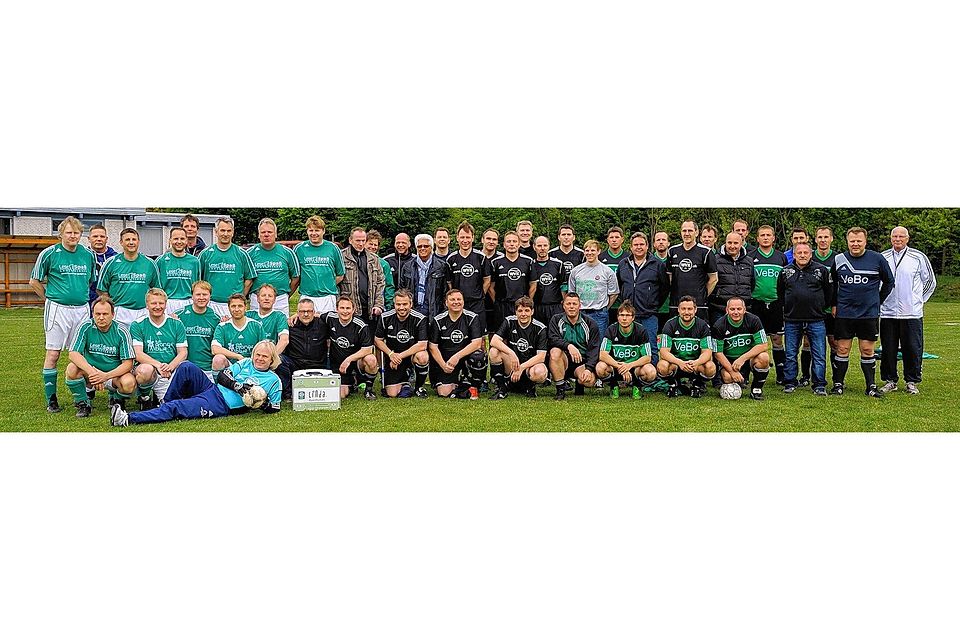 Die Teams des TSV Gadeland vor dem Fußball-Spaß. Foto: Sell