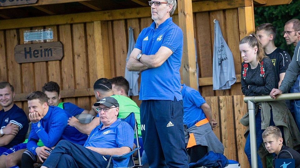Archivbild: Trainer Hilger Wirtz von Elmendorff (stehend) konnte mit der Vorstellung seiner Mannschaft sehr zufrieden sein.