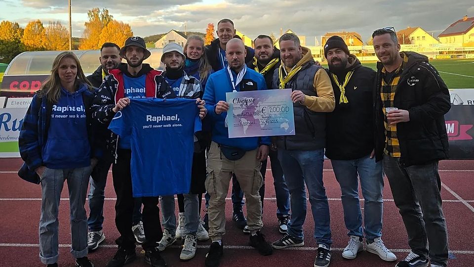 So soll es sein: der Supporter Club von Remich-Bous überreichte eine Spende, die an einen erkrankten Jungen geht, von 200 € an die Anhänger des CSG