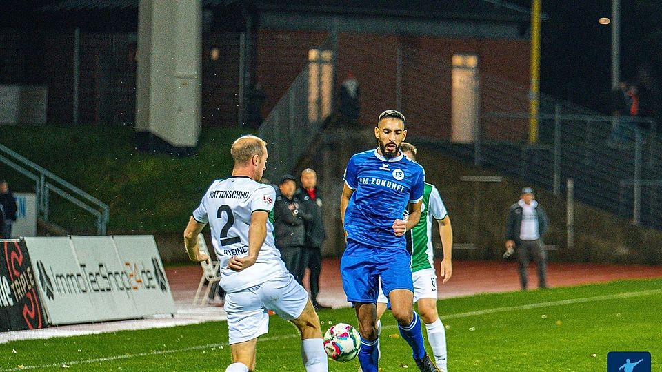 Ibrahim Lahchaychi (blau, hier noch im Trikot vom TuS Ennepetal)