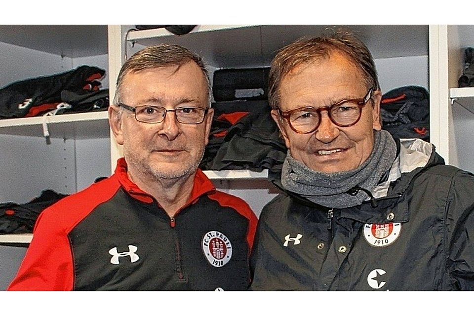 Verstehen sich gut: St. Paulis Zeugwart Siegmar Krahl (links) und Trainer Ewald Lienen. Foto: rst