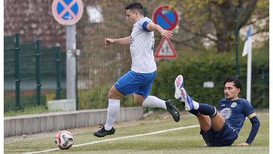 Sandbach obenauf, Hummetroth II am Boden: Die Hessenliga-Reserve (rechts: Rohat Ucar) hatte beim 0:4 gegen den Spitzenreiter (links: Tim Schadt) nichts zu bestellen.