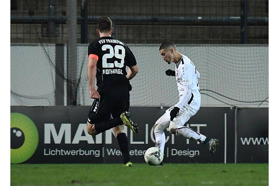 Der Schuss ins Glück: Samir Benamar (r.) trifft zum 1:0 für den FC Gießen, FSV-Spieler Dominik Nothnagel ist machtlos.	Foto: Hübner
