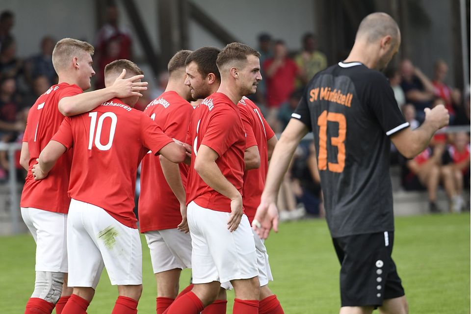 Die Balzhauser Fußballer bejubeln einen von vier Torerfolgen im Derby, der Mindelzeller Stefan Ostertag lässt den Kopf hängen. 