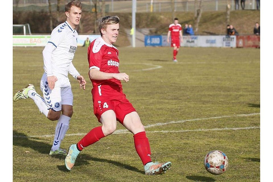 Marcel Maneth vom FSV Hollenbach (rotes Trikot) passt den Ball im Spiel gegen den Karlsruher SC II. In Kehl könnte er wieder in der Startelf stehen.