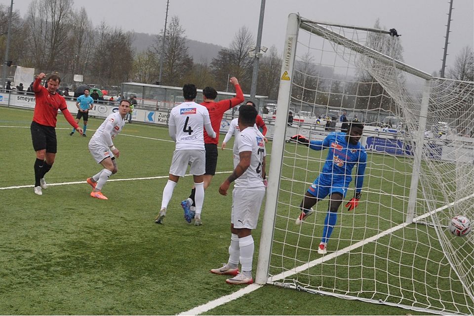 Yannick Waser (links) bejubelt seinen Kopfballtreffer zum 1:0.
