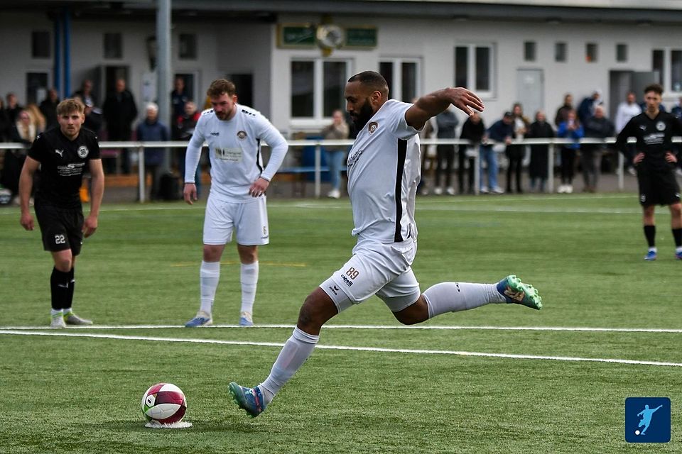 Hackenheim-Stürmer Pierre Merkel tritt zum Elfmeter an.