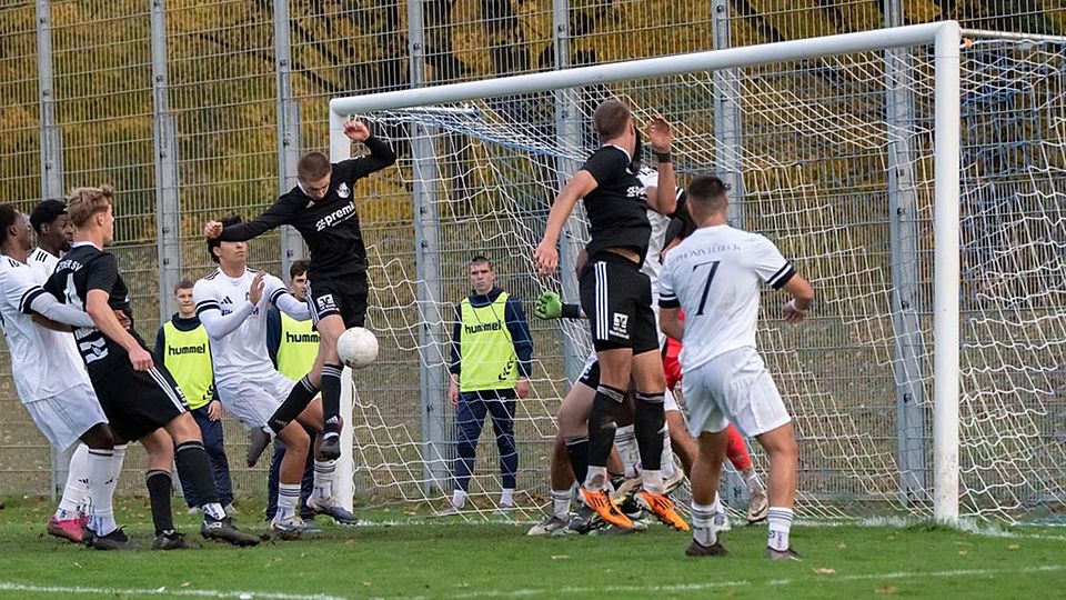 Marvin Wolf (Heider SV) vollendet zur wichtigen 1-0-Führung.