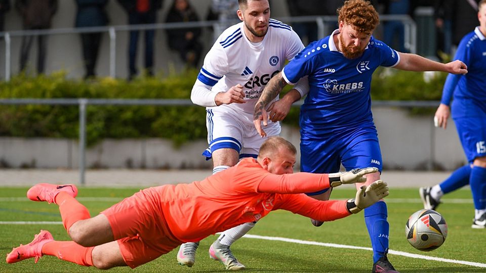  Mit vereinten Kräften sichern Keeper Philip Kopf und Jan Spelsberg (rechts) vom TuS Efringen-Kirchen den Ball vorm Schopfheimer Timo Haselwander. | Foto: Gerd Gründl 