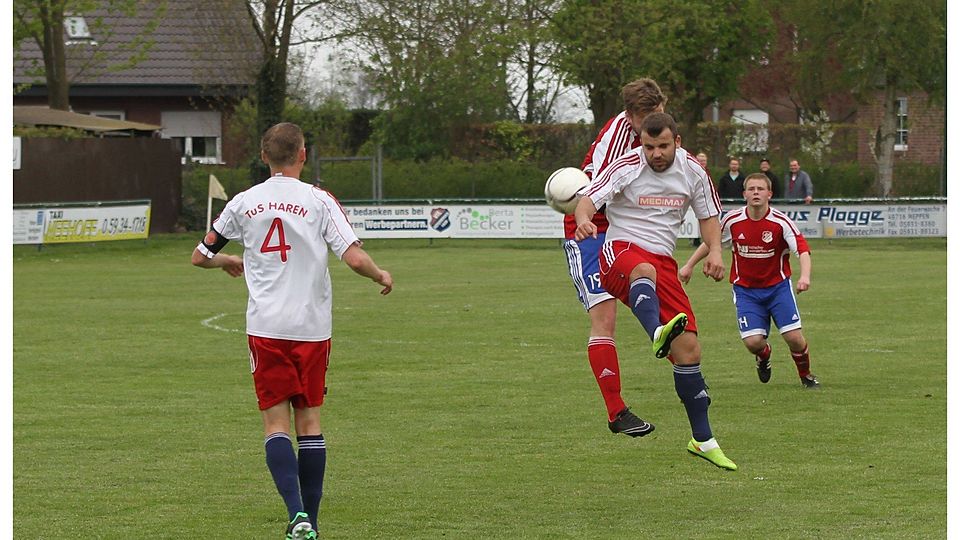 Erst 4:0-Derbysieg, dann neuer Tabellenführer: Der Spieltag hätte für Torsten Gevers, Labinot Hajrizi (beide in Weiß) und den TuS Haren kaum besser laufen können.  Foto: Albrecht