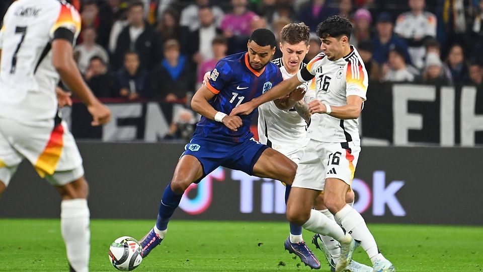 Aleksandar Pavlovic (re.) und Angelo Stiller (Mitte) im Zweikampf mit Oranje-Star Gakpo.