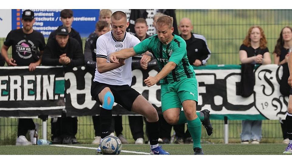 Der VfL Fellerdilln sorgt mit Dominik Häußer (r.) für Druck, in dieser Szene gegen Kimi Jan Pawliniarz vom FC Werdorf. © Jonathan Ortmann