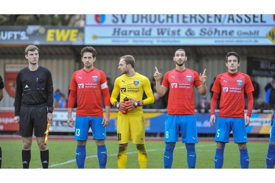 Der Kehdinger Spielmacher Marcel Andrijanic (zweiter Spieler von rechts).F: Jan-Iso Jürgens