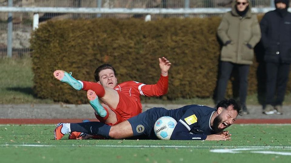 Auf dem Boden der Tatsachen sind Winter-Neuzugang Halil Ibrahim Yilmaz und der SV Hummetroth (hier im Testspiel gegen Kickers Offenbach) in der Hessenliga angekommen. 	Foto: Herbert Krämer