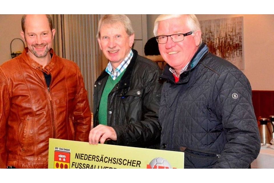 Die Vertreter von Heidekraut Andervenne Thomas Wübbe (Jugendwart) und Helmuth Hennekes (1. Vorsitzender)  übernehmen die Fair Play–Tafel aus den Händen vom NFV-Emsland Vorsitzenden Hubert Börger (vlnr)