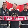 Neuzugang Andre Born (m.) wird von Trainer Erkan Baslarli (r.) und Musa Sagculu beim ASK Ahlen begrüßt.