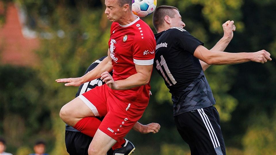 Manuel Detje (links) geht wieder voran und will mit Spitzenreiter Wiepenkathen den sofortigen Wiederaufstieg schaffen. Foto: Struwe (Archiv)