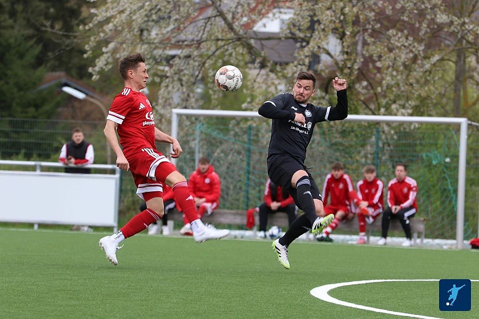 Jakob Fischer (l.) und sein TuS Zülpich II besiegten Tobias Hoss und die TuS Mechernich klar mit 8:1