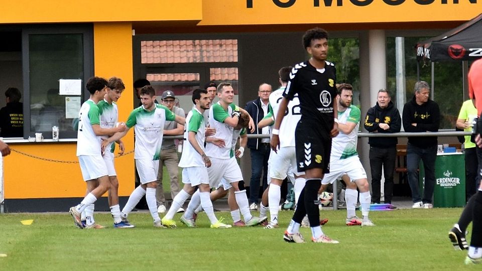 Der Jubel nach dem 1:0 aus dem Nichts: rotzfreche Deggendorfer ziehen das Hinspiel an sich.