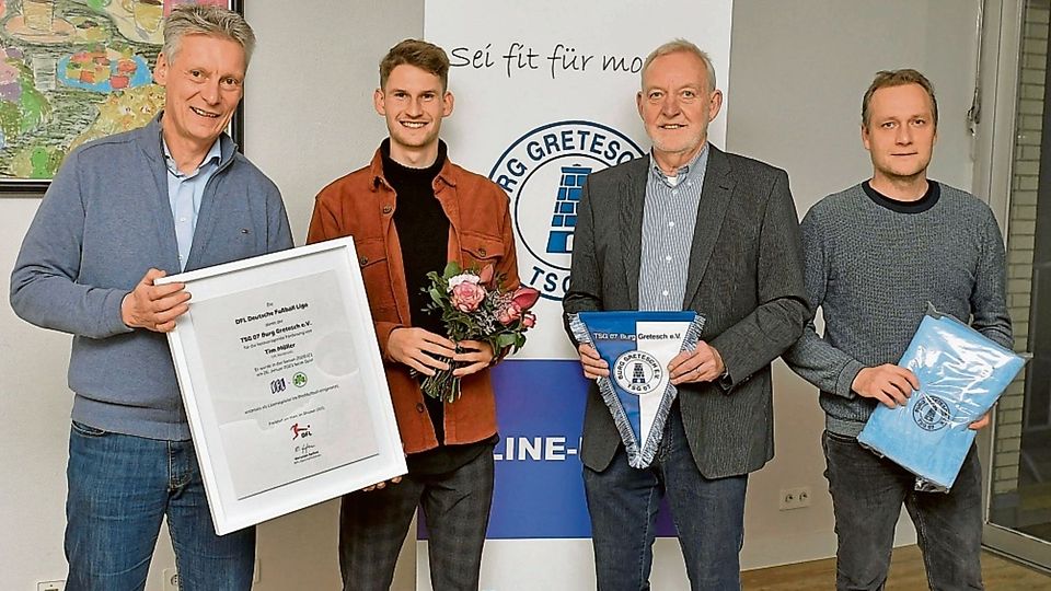 Kleine Feierstunde im TSG-Clubhaus: Tim Möller (2. von links) im Kreise der TSG-Verantwortlichen (von links) André Kränzke, Jürgen Bußmann und Alexander Kork.