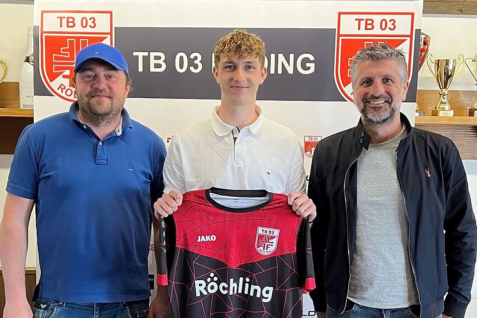 Die sportlichen Leiter des TB 03 Roding Jürgen Weigl (links) und Christian Fleischmann (rechts) nehmen Neuzugang Alexander Fuchs in ihre Mitte.