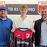 Die sportlichen Leiter des TB 03 Roding Jürgen Weigl (links) und Christian Fleischmann (rechts) nehmen Neuzugang Alexander Fuchs in ihre Mitte.