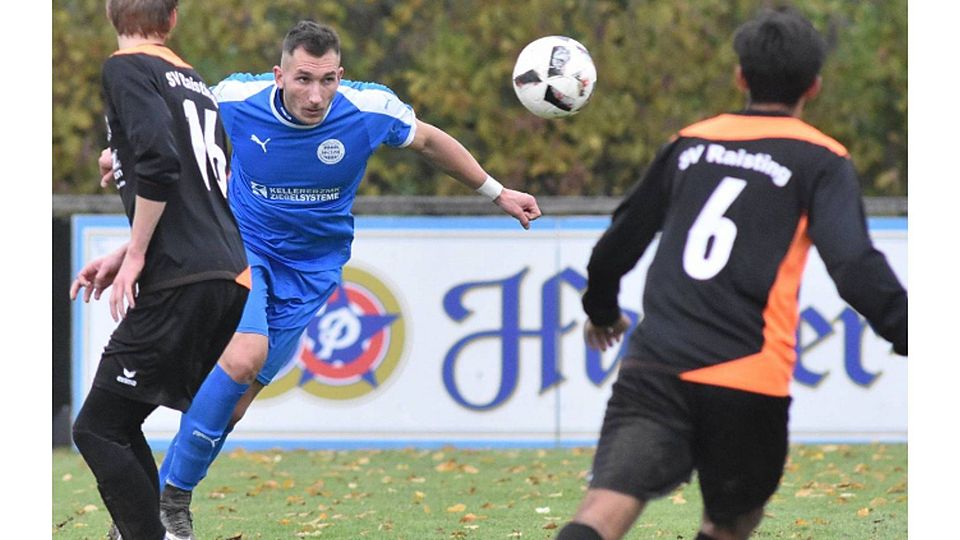 Eine große Lücke in der Abwehr des SC Oberweikertshofen hinterlässt Routinier Dino Jurkovic (blaues Trikot). Er läuft jetzt für Kosova München auf.  Metzler