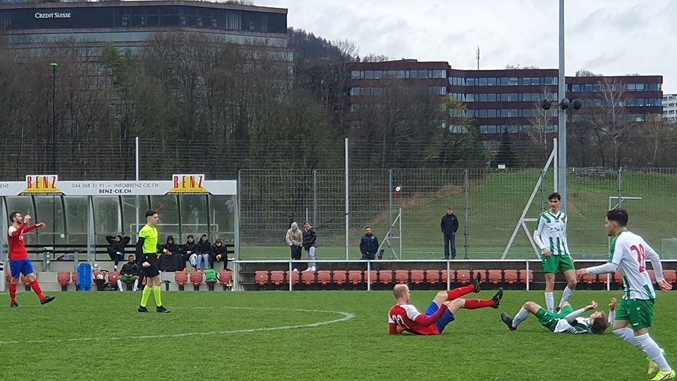 Im Hintergrund der Uetlihof der gestrauchelten Credit Suisse, im Vordergrund der strauchelnde FC Wiedikon. 0:3 verloren die Wiediker gegen Red Star II.