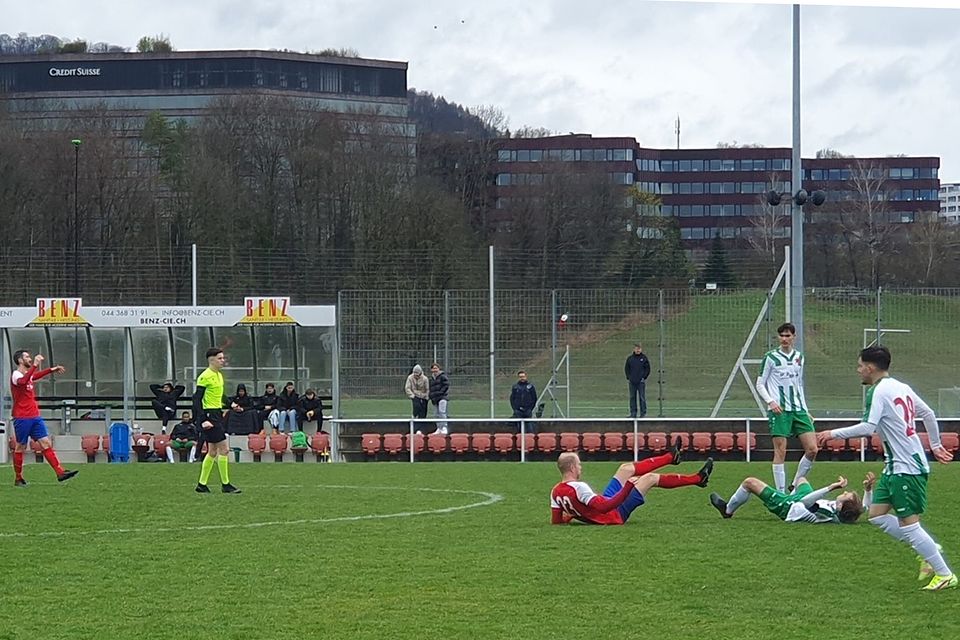 Im Hintergrund der Uetlihof der gestrauchelten Credit Suisse, im Vordergrund der strauchelnde FC Wiedikon. 0:3 verloren die Wiediker gegen Red Star II.