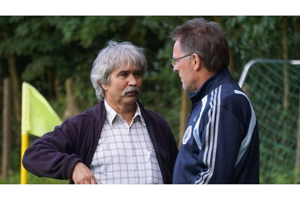 OSC-Abteilungsleiter Hajo Böhm, links, will das Futsal-Engagement weiter forcieren und freut sich auf die kommende Saison, wenn zehn anstatt acht Mannschaften in der Regionalliga kicken. Foto: Volker Schmidt
