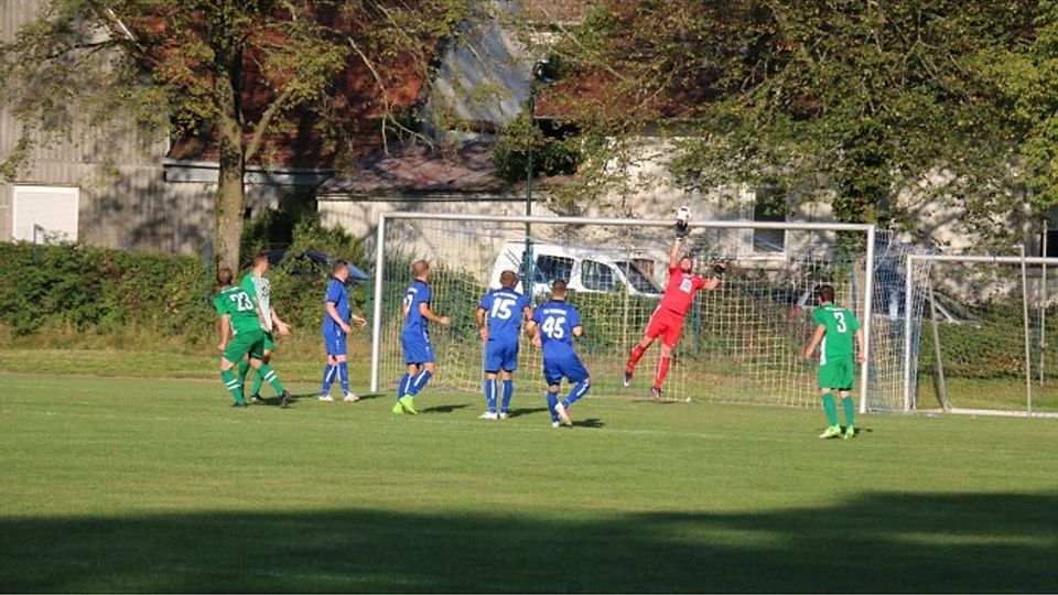 Hier hätte es gut und gerne 1:0 für den Bezirksligisten stehen können: Altenmünsters Sascha Tremmel (links, Nummer 23) zieht ab, aber Ge­rabronns Torhüter Joachim Fritsch lenkt den Ball gerade noch glänzend über die Latte.   Joachim Mayershofer