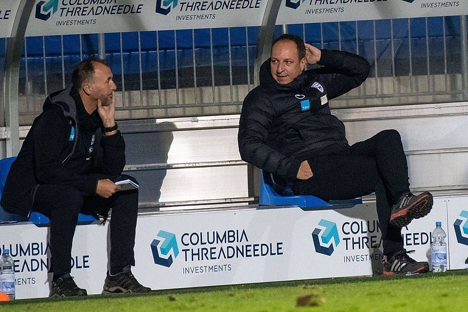 Ulms Trainer Holger Bachthaler (rechts) berät sich mit seinem Assistenten Herbert Sailer während der Niederlage gegen Hoffenheim II.