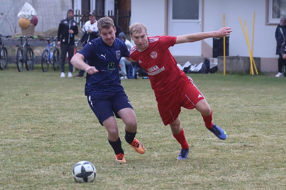 Zähes Ringen: Bis weit in die Schlussphase bewegten sich Steingaden (in Blau, hier Niklas Fischer im Zweikampf mit Julian Storch), zumindest ergebnismäßig, auf Augenhöhe.