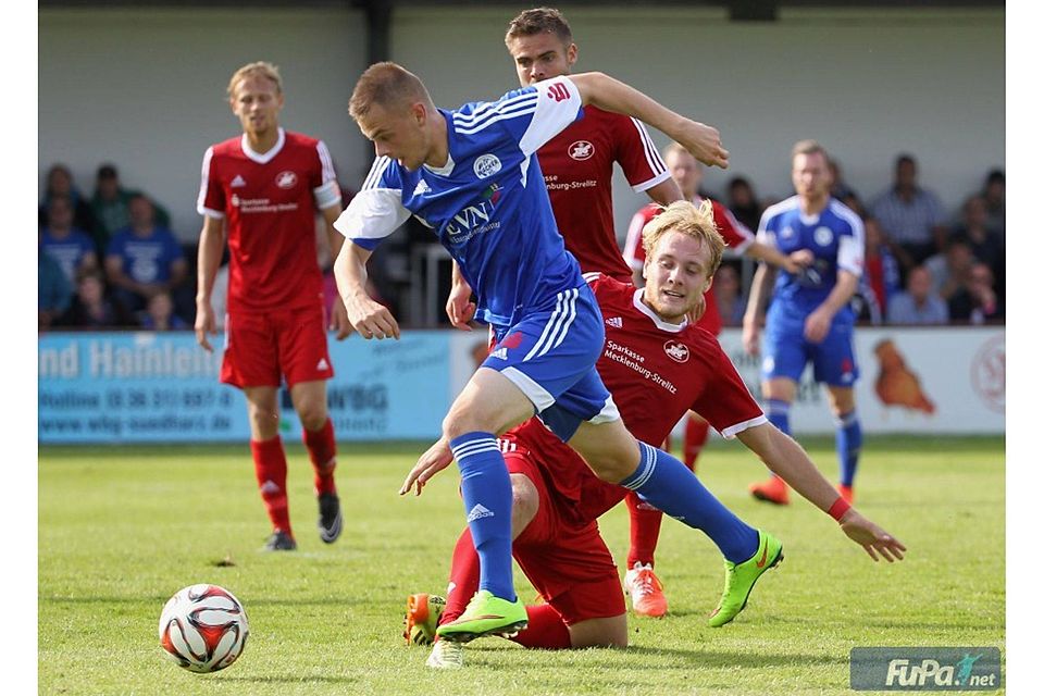 Dennis Carl (in blau) wechselt aus Nordhausen zum VfB IMO Merseburg   (F. Getty Images)