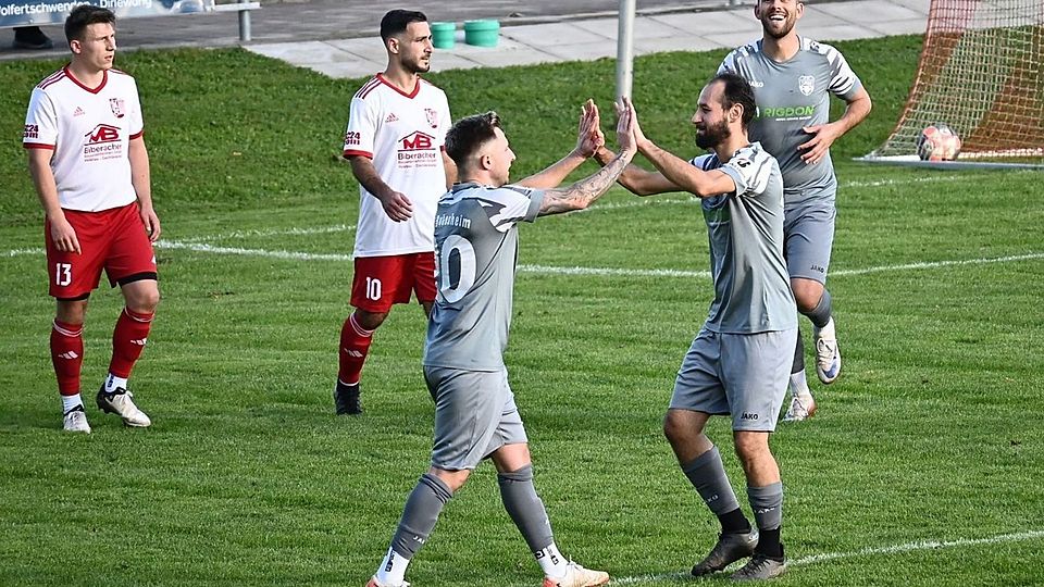 Axel Schnell und Cemre Onay (vorne) hatten mit dem SC Bubesheim Grund zur Freude, auf den letzten Drücker gelang ihnen das 3:3 bei der SpVgg Wiesenbach.