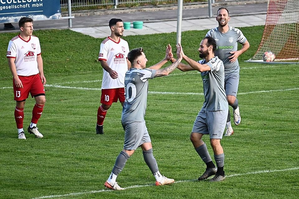 Axel Schnell und Cemre Onay (vorne) hatten mit dem SC Bubesheim Grund zur Freude, auf den letzten Drücker gelang ihnen das 3:3 bei der SpVgg Wiesenbach.