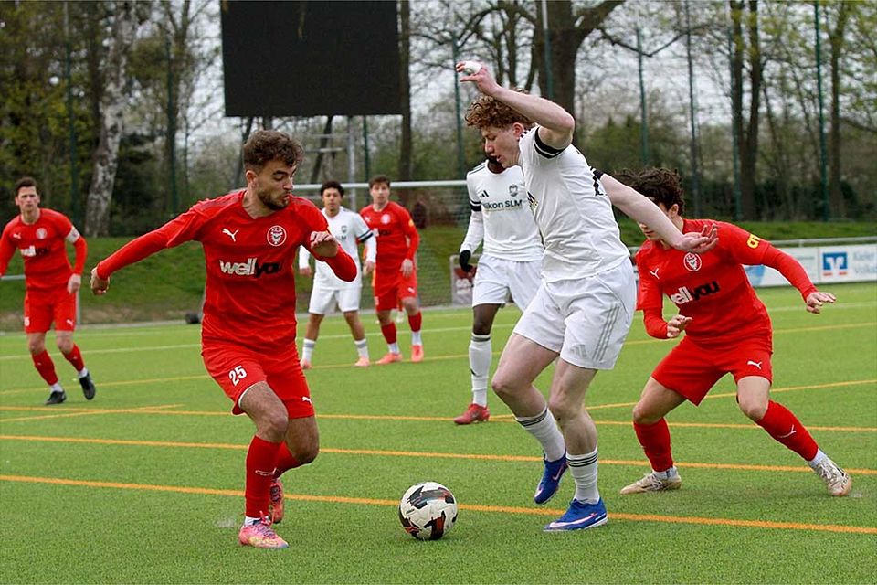 Torschütze Kevin Knott (1. FC Phönix Lübeck II) am Ball gegen Drilon Trepca (Kilia Kiel).