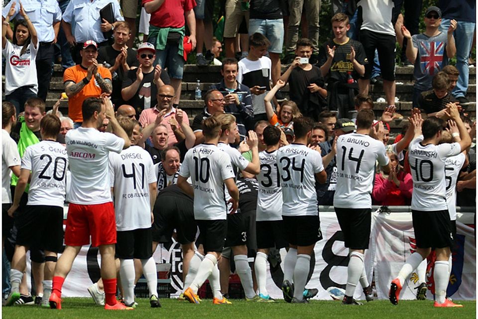 Schwarz-weiße Freude: Die Villinger Fußballer jubeln nach dem Schlusspfiff mit den 08-Fans.  | Foto: Hahne