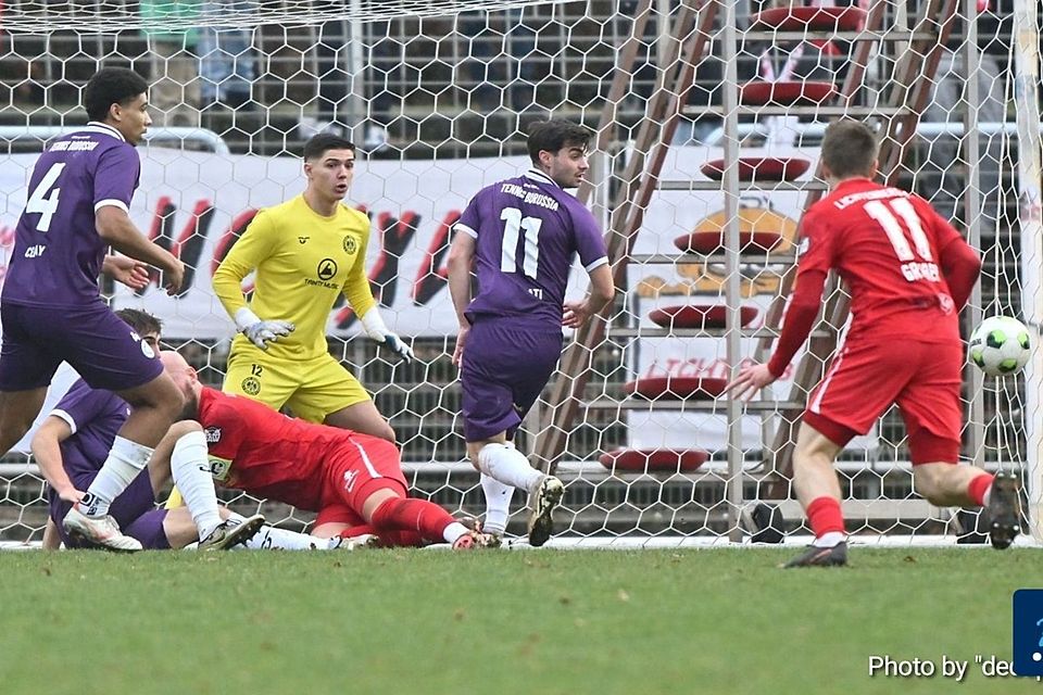 Iwan Dyck in gelb im Einsatz für Tebe gegen Croatia