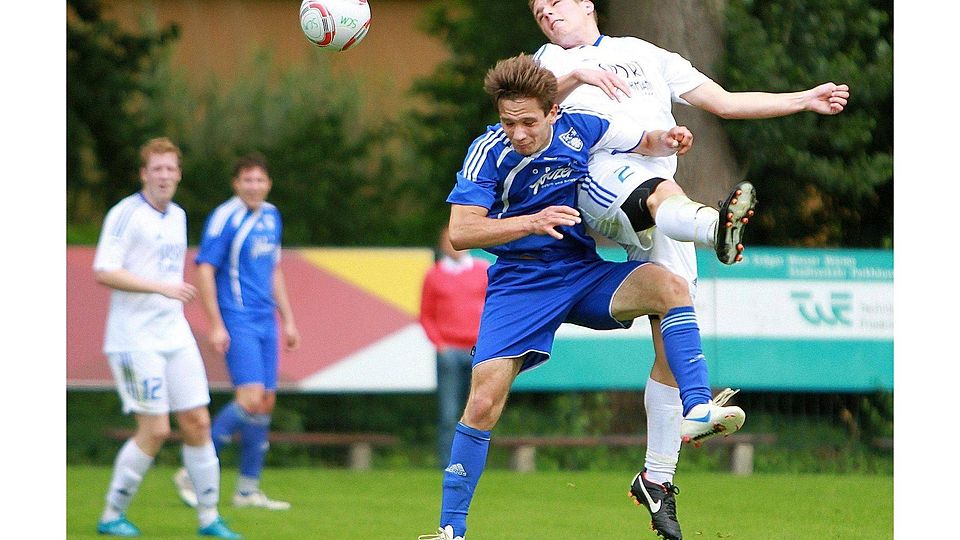 Jamil Marchoud (blaues Dress) und der SC Markdorf führen die Bezirksliga-Tabelle an. Zwölf Endspiele um die Meisterschaft habe man jetzt noch vor der Brust, sagt Trainer Bernd Filzinger. Los geht es am Sonntag zu Hause gegen den SV Allensbach. Archivfoto: Bodon