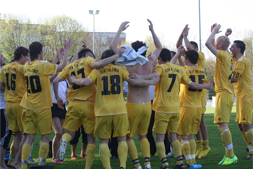 Den Aufstieg schon vor Augen - Schwarzgelben feierten den wichtigen Auswärtserfolg in Regensburg ausgiebig