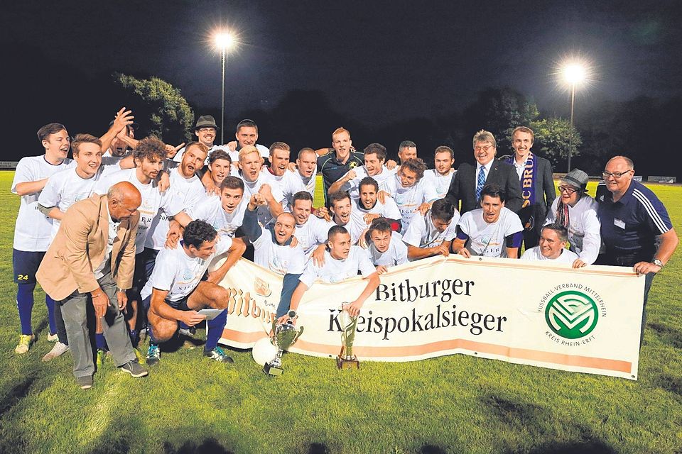 Ausgelassen feiert der SC Brühl seinen Finalsieg über den GKSC Hürth. Foto: Bucco