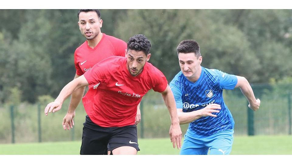 Ein Bild mit Symbolcharakter: Während Can Arlun (l.) und Serhat Tunc (am Ball) von der SG Naunheim/Niedergirmes zu den bisherigen Überraschungsteams in der Fußball-Kreisoberliga West gehören, hinken Richard Kari und der SSV Frohnhausen den eigenen Ansprüchen hinterher. Ein Bild mit Symbolcharakter: Während Can Arlun (l.) und Serhat Tunc (am Ball) von der SG Naunheim/Niedergirmes zu den bisherigen Überraschungsteams in der Fußball-Kreisoberliga West gehören, hinken Richard Kari und der SSV Frohnhausen den eigenen Ansprüchen hinterher. © Steffen Bär