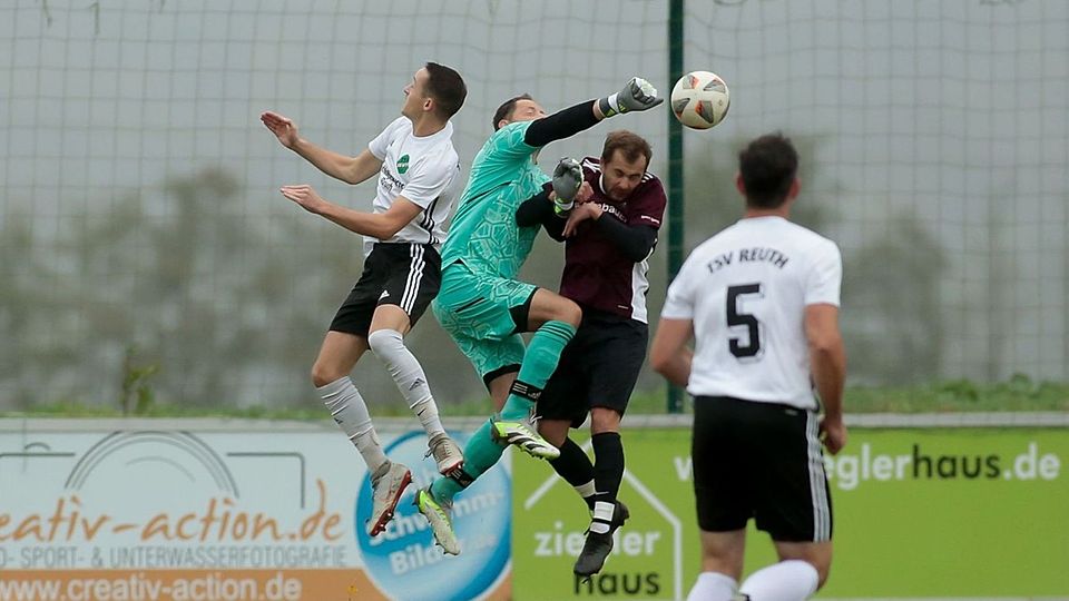 Während für die DJK Weiden (weinrotes Trikot) ein Remis reichen würde, um den Klassenerhalt festzumachen, sind die Gäste aus Reuth (in Schwarz-Weiss) zum Siegen verdammt.